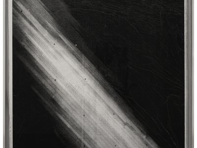 Sonia Leimer, 1959, (2012), 2012, Siebdruck auf aluminiumbedampfter Isolationsfolie für die Raumfahrt, 96,4 x 63,3 cm © The artist, Courtesy Galerie nächst St. Stephan, Wien