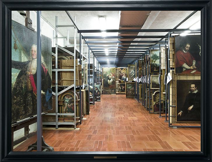 Mauro Fiorese, „Treasure Rooms of the Museo di Castelvecchio – Verona, 2014”, Farbfotografie im Museumsrahmen, 109 x 139 cm © .