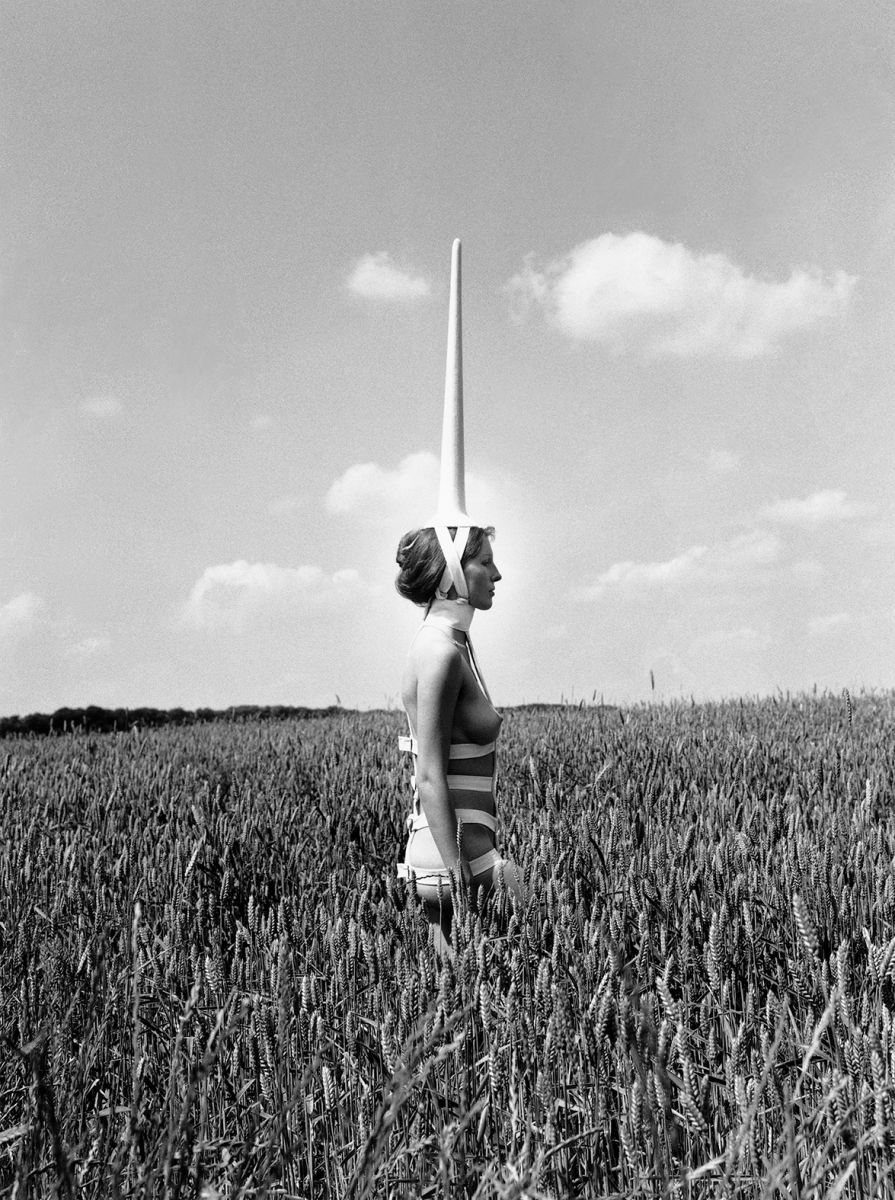 Rebecca Horn, Einhorn, 1970, Schwarz-Weiß-Druck. Signiert und nummeriert. 80 x 60 cm. Sammlung Tate, London © Rebecca Horn