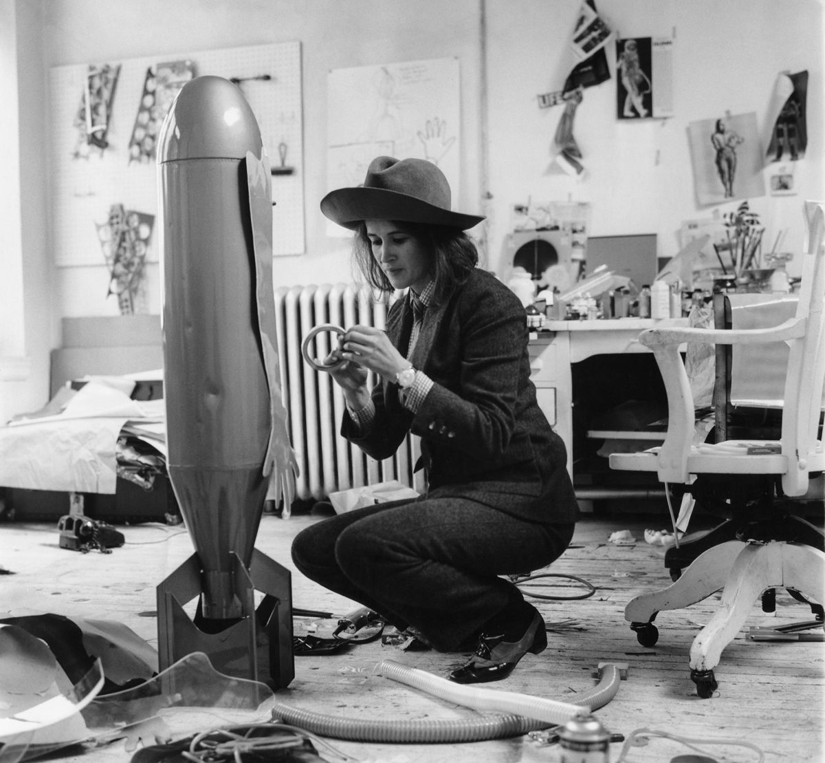 Kiki Kogelnik working on one of her Bomb sculptures in her studio in New York, 1965. Photographer: John Pratt © Kiki Kogelnik Foundation. All rights reserved.