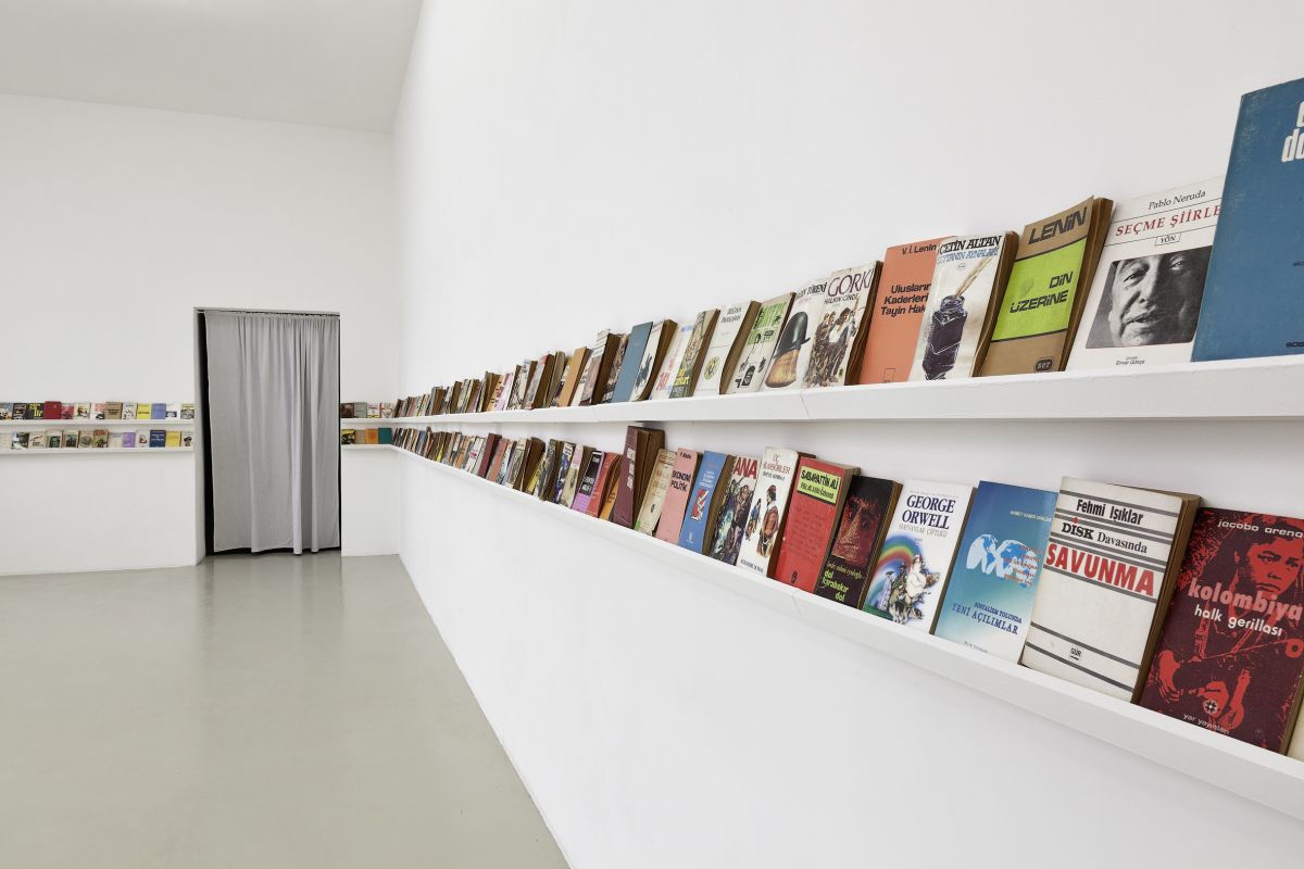 Özlem Sulak, 80,25kg (2011-), 380 books, shelves, photo: Raimund Zakowski © Özlem Sulak