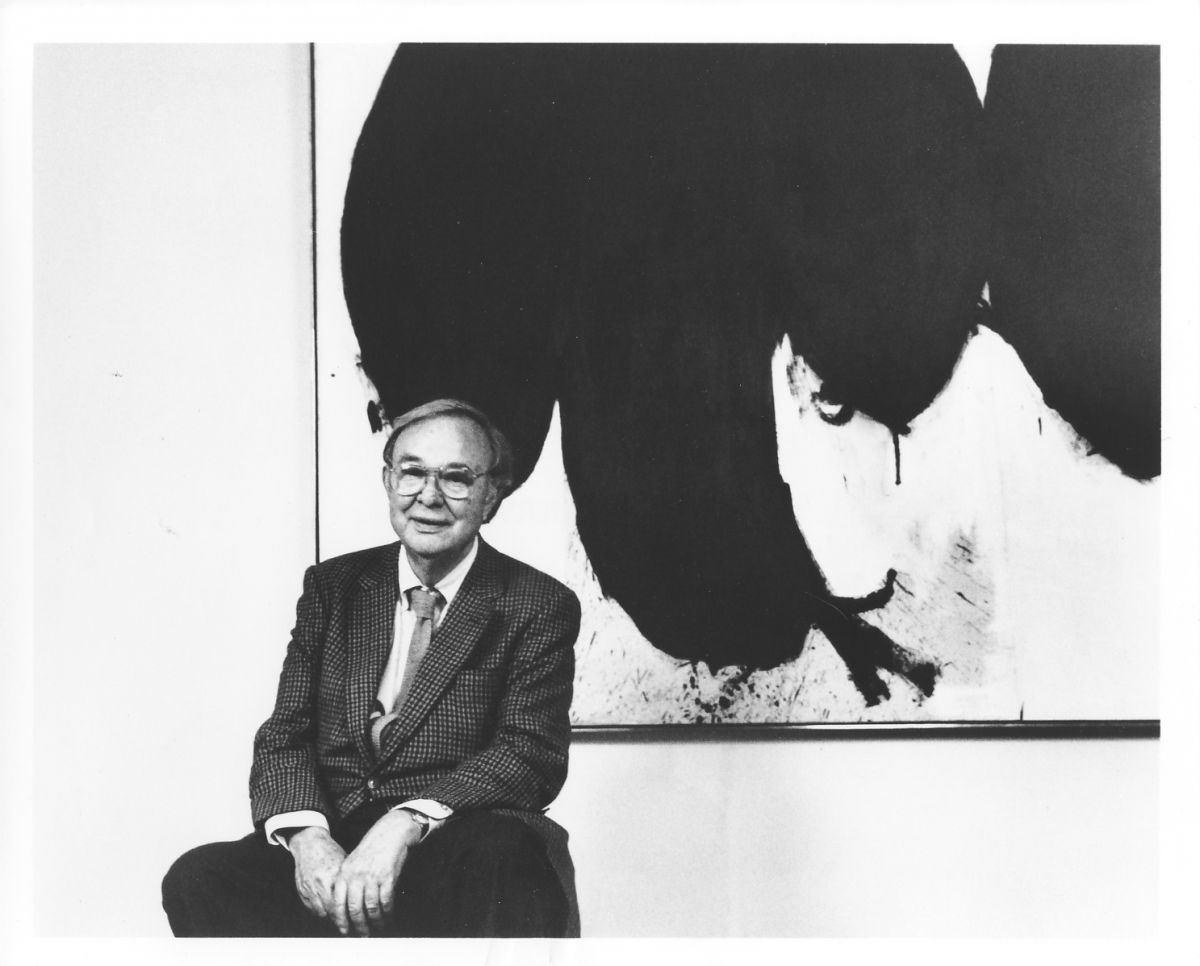 Robert Motherwell, in a 1986 photograph, seated in front of his painting Elegy to the Spanish Republic No. 70 from 1961. © Photograph by Renate Ponsold. Courtesy of the Dedalus Foundation Archives.