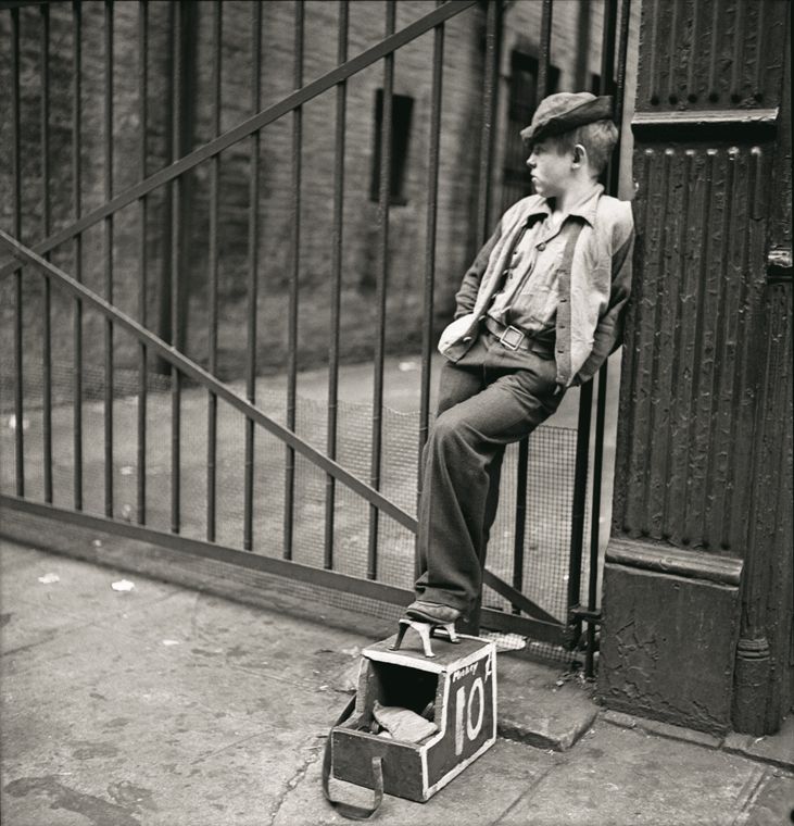 Stanley Kubrick, Shoe Shine Boy - Mickey mit seinem Schuhputz-Stand, 1947. Courtesy Museum of the City of New York, Geschenk von Cowles Communications, Inc. © SK Film Archives, LLC