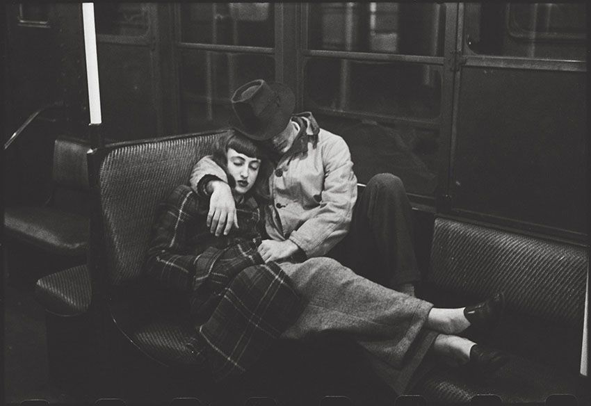 Stanley Kubrick, New York Subway – Young lovers , 1947. Courtesy Museum of the City of New York, Geschenk von Cowles Communications, Inc. © SK Film Archives, LLC